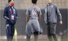 开云体育在线-包含日本队轻取德国队，黄鸭组合统治全场的词条