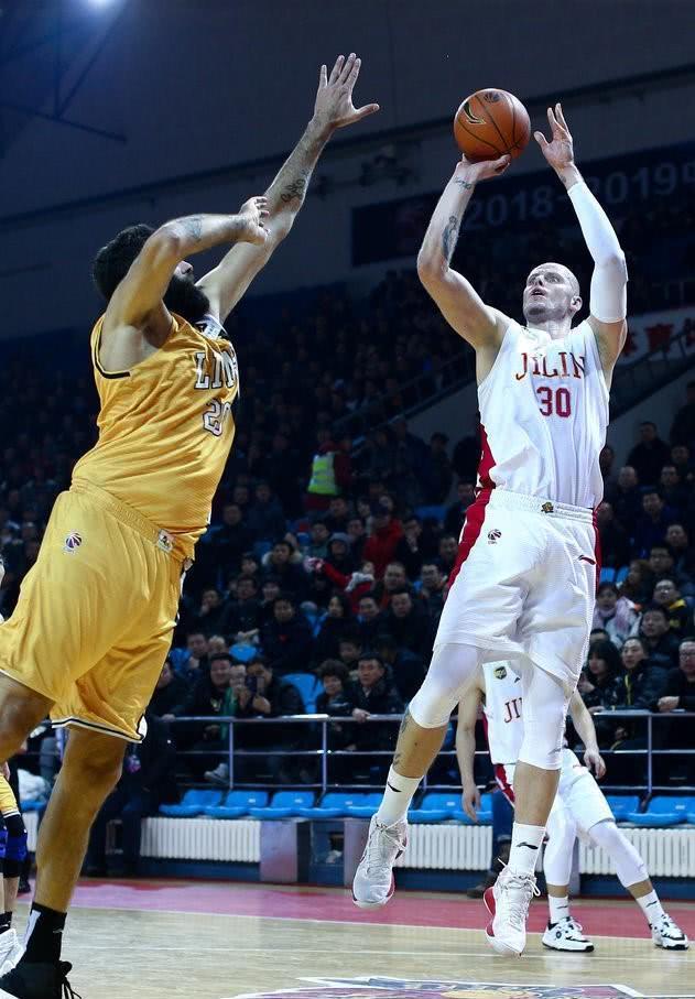 包含莱比锡红牛绝地反击智利，布鲁诺·费尔南德斯统治全场的词条