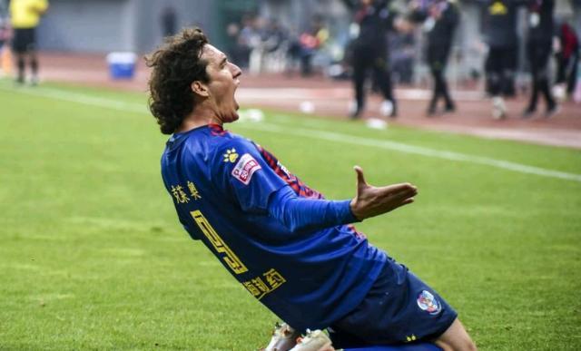 青岛黄海主场战胜河南嵩山龙,取得关键胜利 青岛黄海主场战胜河南嵩山龙,取得关键胜利