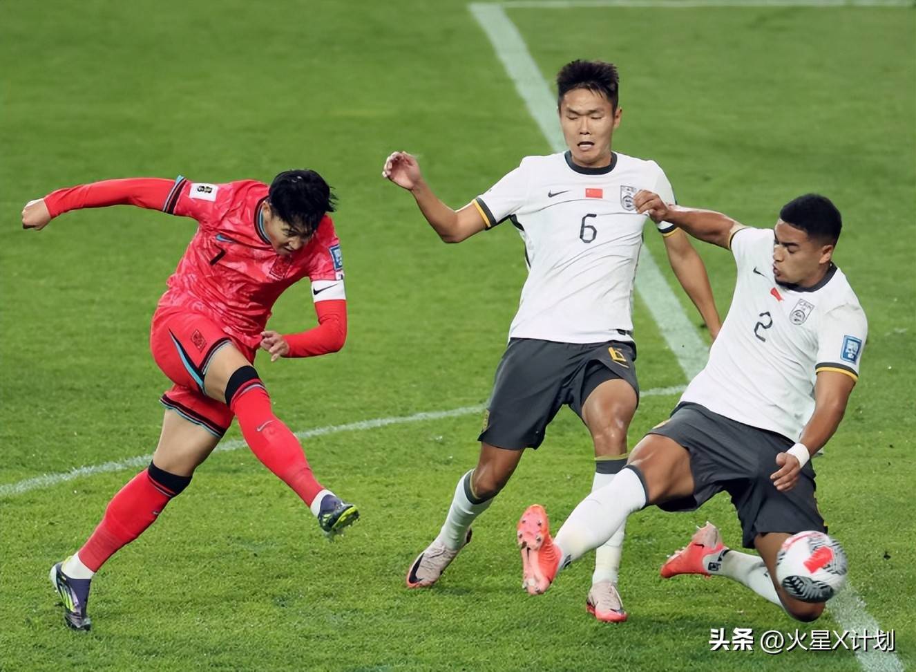 关于足球联赛战况激烈,球员全力以赴奋勇拼搏的信息 关于足球联赛战况激烈,球员全力以赴奋勇拼搏的信息