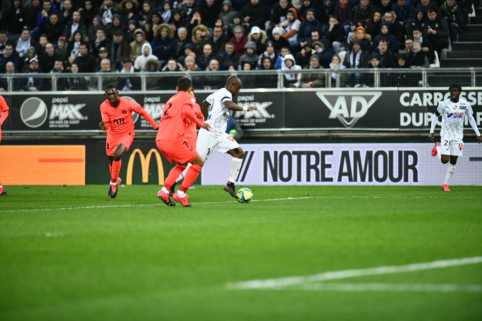 亚眠前锋连续三轮进球,状态正佳 亚眠前锋连续三轮进球,状态正佳