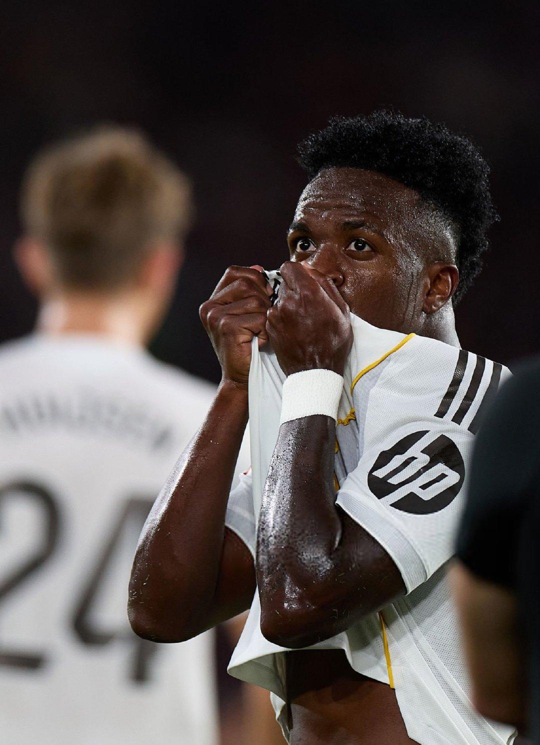 包含莱万特客场逼平巴伦西亚，战平收场的词条