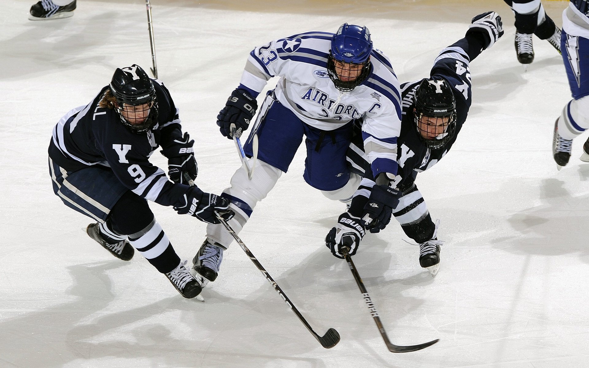 诺里斯点燃赛场，阿斯顿马丁如何翻盘雷诺车队？